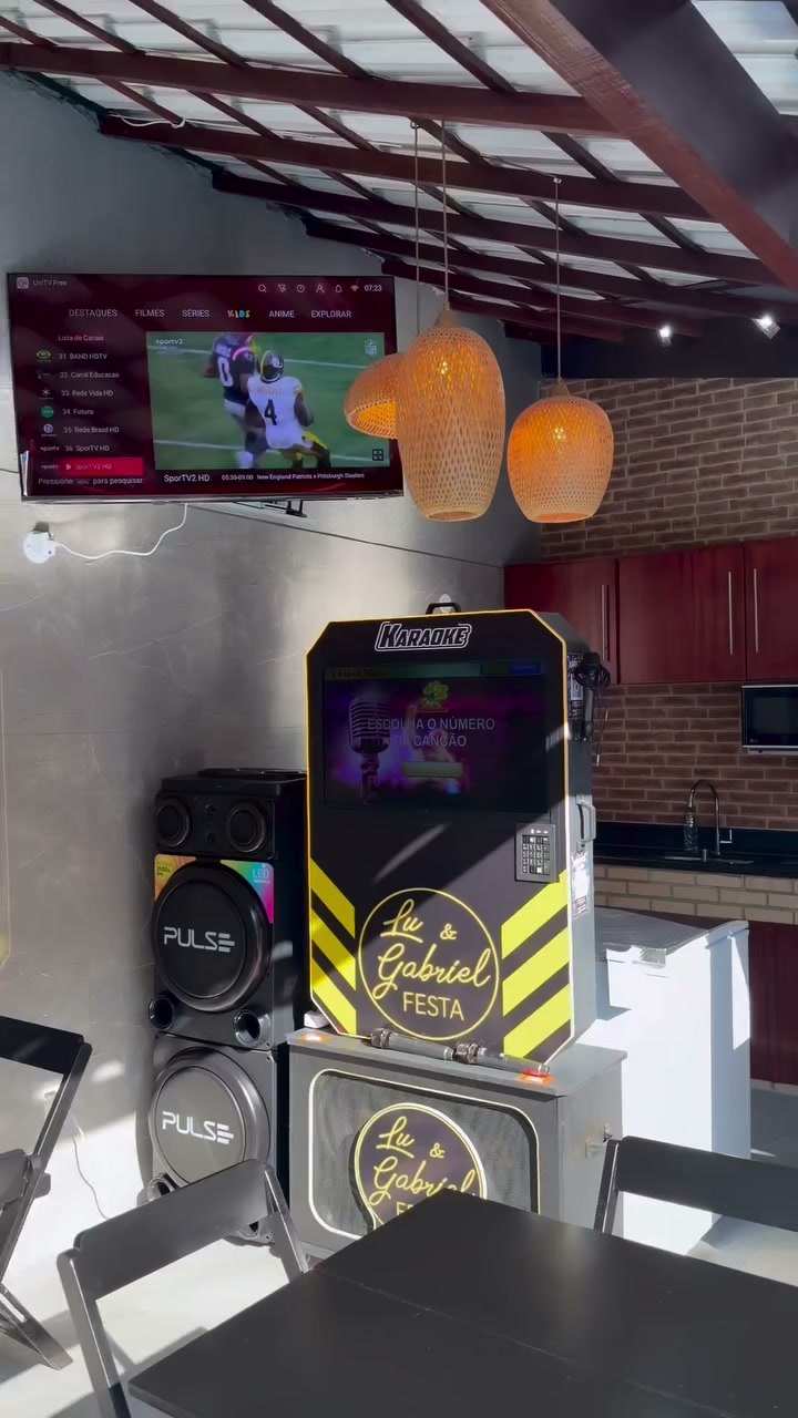 Área de lazer com karaokê, caixa de som Pulse e TV de 50 polegadas
